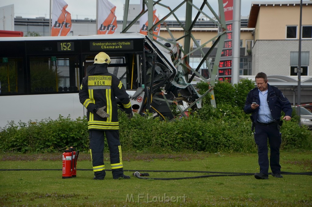 Schwerer Bus Unfall Koeln Porz Gremberghoven Neuenhofstr P091.JPG - Miklos Laubert